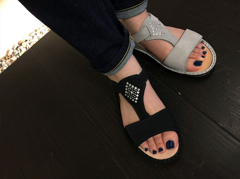 カラーが違うだけで足元の印象がガラリと変わります