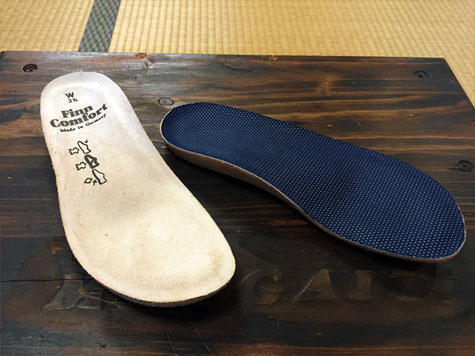 右のインソールのように表面だけを貼り替えることが可能です(1足\2160)