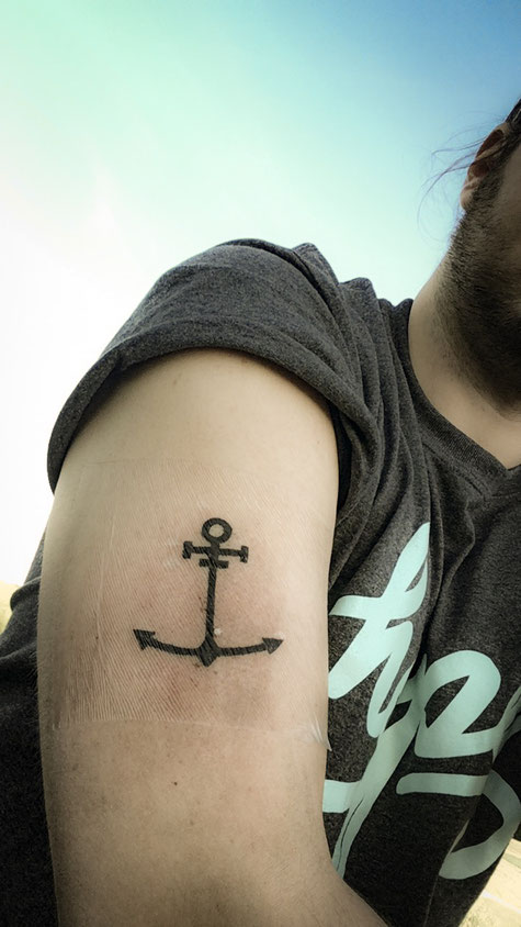 Mein Anker-Tattoo. Hier ganz frisch, noch mit der Schutzfolie drauf.