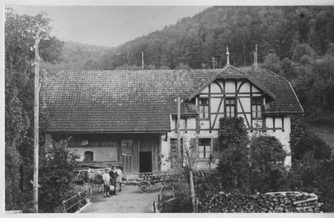 Eines der Gebäude ennet dem Bach: Das Haus der Familie Fricker "Tanewääbers" wurde später zur Schmiede von Robert Herzog ("Roobi").