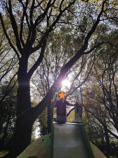 Der Lausebengel erklimmt die Rutsche im Meidericher Stadtpark ganz alleine, aber rutschen geht dann doch nur mit Mamas Hand.