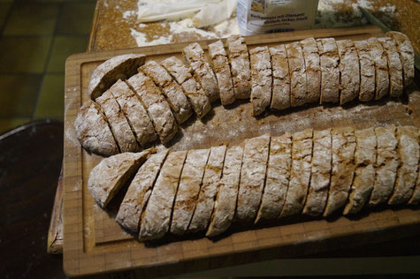 Die Cantuccini werden zugeschnitten und kommen dann noch einmal in den Ofen.