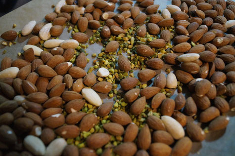 Mandeln und Pistazien im Ofen rösten für Cantuccini