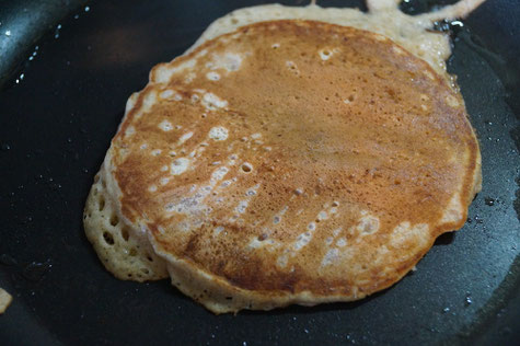 Goldgelbe Pancakes: Fertig nach 1-2 Minuten je Seite.