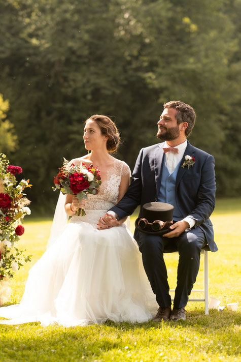 Mariés assis lors d’une cérémonie laïque, mariage organisé et décoré par My Daydream Wedding, près de Nantes