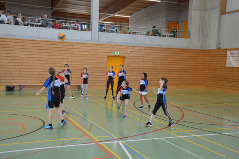 Im Netzball hechten die Mädchen um jeden Ball.