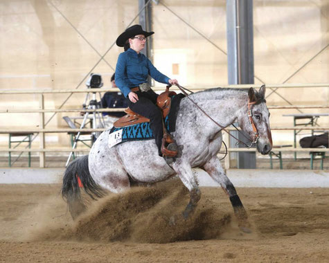 Maria Appenzeller und Squalaw gewinnen den WTC Cup 2015 in der Klasse Reining Novice Amateur sowie den Reserve-Champion-Reining-Rookie-Titel. Foto: CK Photographics