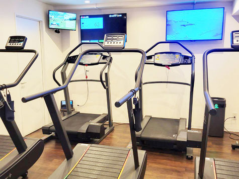 トレーニングルームの設備は、自走式ウォーキングマシンが3台、電動式ウォーキングマシン（マイマウンテン）が2台、エアロバイクが1台あります。