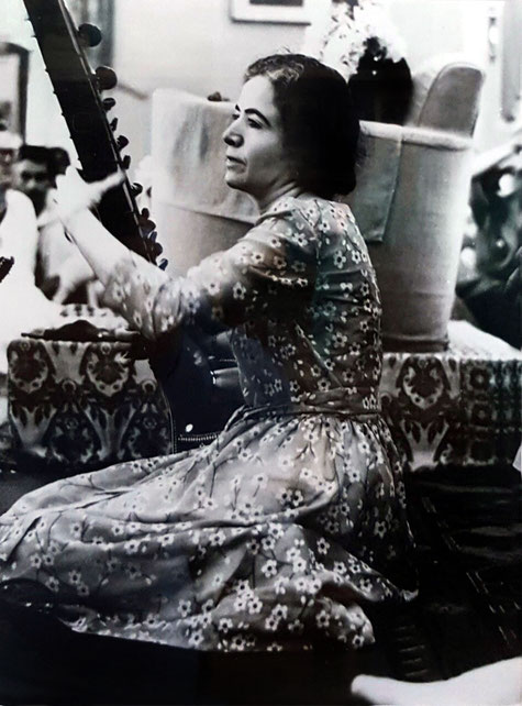 1969 : Mani Irani playing the sitar during the Last Darshan programme at Guruprasad, Poona, India.