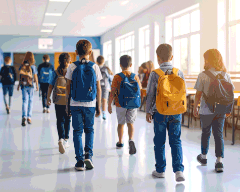 Schüler und Schülerinnen gehen über den Schulflur