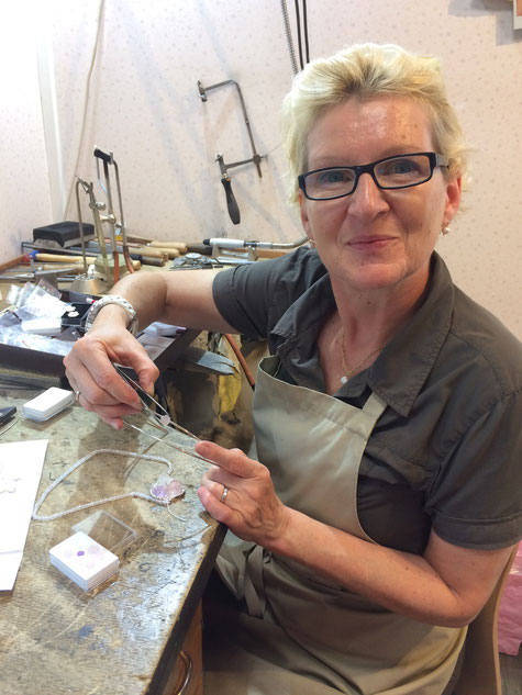 Ricarda Groh ist Goldschmiedemeisterin und fertigt Unikat-Schmuck. Seit dem Jahr 2018 darf sie sich königliche Goldschmiedin nennen: Sie hat den Schmuck für die Wehrheimer Apfelblütenkönigin Celine I. und die Wernborner Rosenkönigin Anja I. gefertigt.
