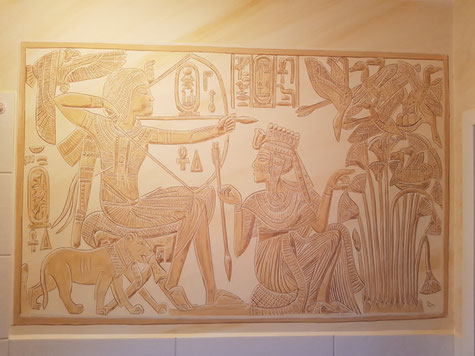 Wandmalerei in einem Badezimmer, nach einer Vorlage des goldenen Schreins aus dem Grab von Tutanchamun. Mit freundlicher Genehmigung der bpk Bildagentur Berlin.
