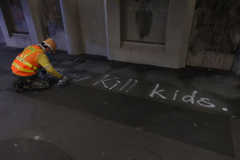 Mittags wurden alte Graffitis genau dort übersprüht wo abends wieder protestiert und plakatiert wurde.