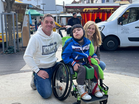 Das Ehepaar Matenaar mit Alexej aus dem Haus St. Martin beim Ausflug zum Wochenmarkt in Ingelheim