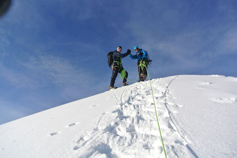 Erster Gipfel erfolgreich bestiegen: Vallunaraju 5686 m ü. M.. 