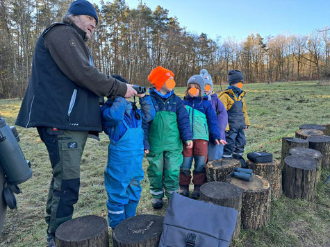 Helmut Schmitt (Vorsitzender des LBV-FO) mit den Kindern des Waldkindergartens - Foto © Antje Andorka, Leiterin des Waldkindergarten Hausen