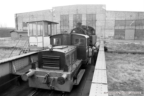 Lok „Raubling“ der gleichnamigen Bayerischen Alpentorfwerke, hat soeben Lok 37 von ihrem zwischenzeitlichen Standplatz vor der östlichen Giebelseite der Lokrichthalle des Bundesbahn Ausbesserungswerkes Braunschweig gezogen.