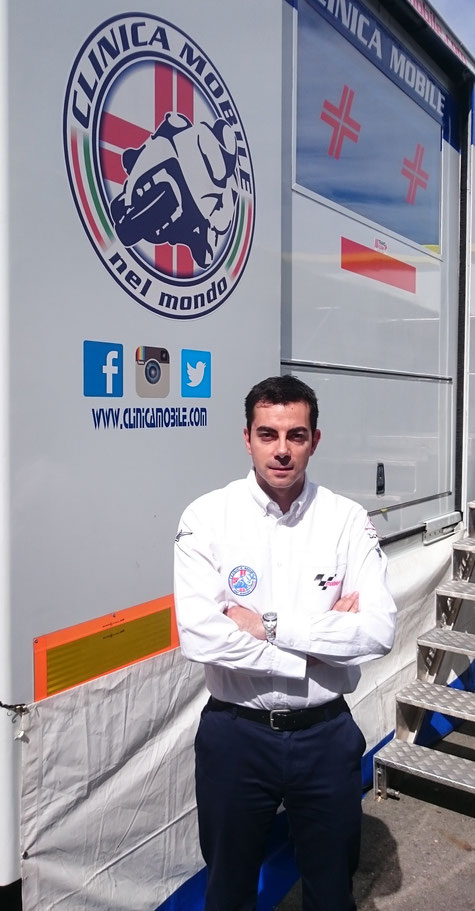 Michele Zasa vor dem Eingang des Clinica Mobile am Sachsenring.
