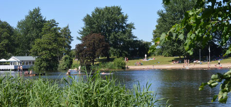 Natur pur beim hochsommerlichen Badespaß im Louisenbad.