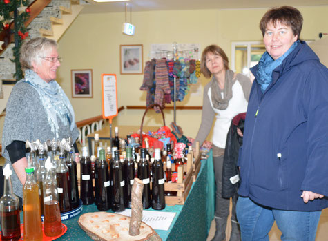 Körnerkissen, Handarbeiten und Körnerkissen gab es am Stand von Anke Sawatzki (li)