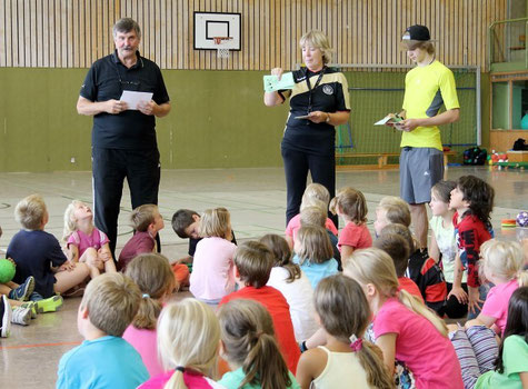 Wolf-Dieter Goebel (li) und Rita Glende (re) führen die Kinder in den Handballsport ein.