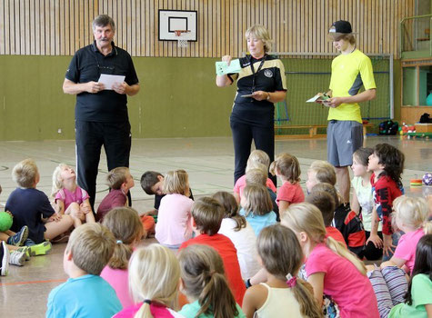 Wolf-Dieter Goebel (li) und Rita Glende  (re) führen die Kinder in den Handballsport ein.