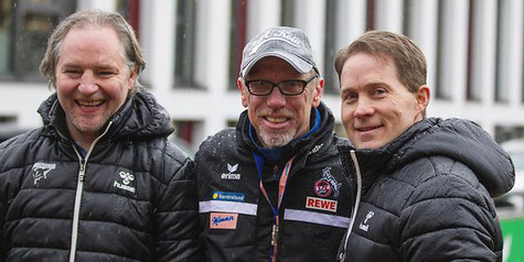 Trainervernetzung im Profisport: Kölner Haie Co-Trainer Thomas Brandl mit Cory Clouston im Austausch mit Peter Stöger im Februar 2016 am Geissbockheim (Fotoquelle: KEC)