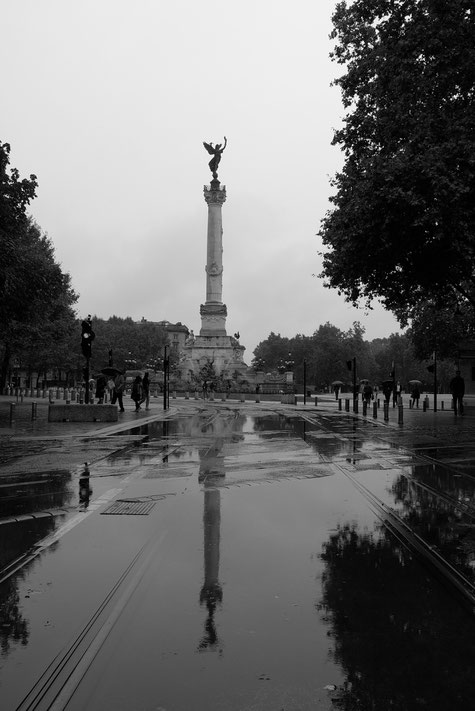 Säule in Bordeaux an einem Regentag
