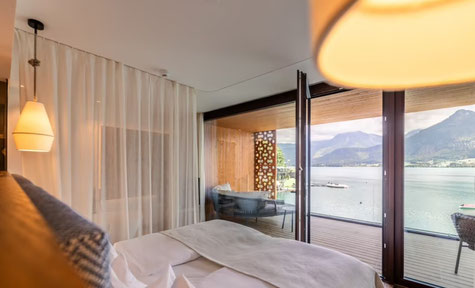 Blick vom Bett auf den Wolfgangsee in unserem Hotel Seevilla