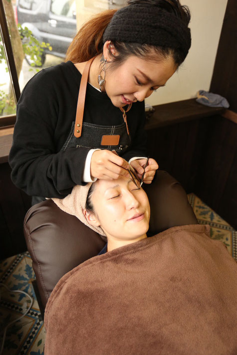 南フランスの街角をイメージしたEye Lash Studio Laugh（ラフ）の店内。こだわりのアンティーク調インテリアと柔らかな照明に包まれた、1名様ずつの完全予約制プライベート空間。静岡市清水区で周りの目を気にせずリラックスできる、贅沢なひとり占めサロンの様子。