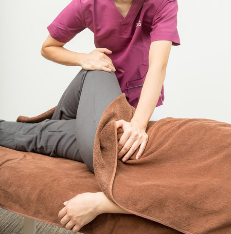 骨盤矯正をする男性