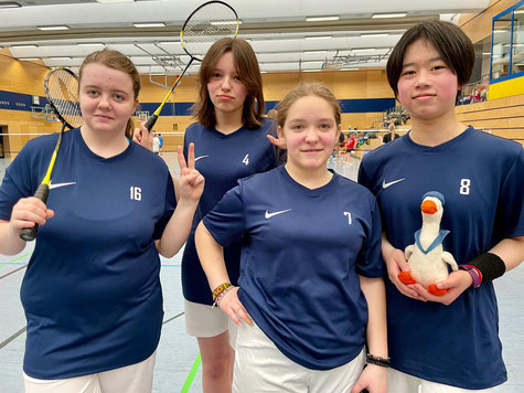 Das Mädchenteam des Schulzentrum am Wört (von links nach rechts): Melina Tsioris, Natascha Pilipasenko, Timea Balla und Yuxin Wei mit Maskottchen Balduin.