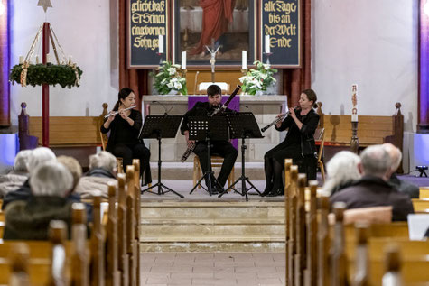 Mit großer Spielfreude gestaltet das Trio Concertini (von links) Wan Cheng (Querflöte), Anton Antonovych (Fagott), Anna Shuliakovska (Oboe), den Kammermusikabend in der Bibliothek Waldmühle in Soltau. Foto: Martin Rink