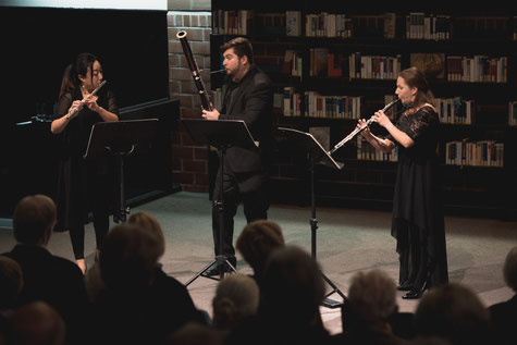 Mit großer Spielfreude gestaltet das Trio Concertini (von links) Wan Cheng (Querflöte), Anton Antonovych (Fagott), Anna Shuliakovska (Oboe), den Kammermusikabend in der Bibliothek Waldmühle in Soltau. Foto: Martin Rink