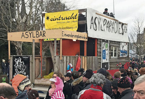 Der "Fasnachtswagen" der Dietschwiler Hülsnerbuben in Aadorf (Bild: Andri Rostetter)