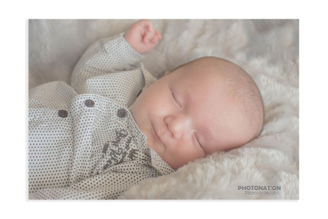 Séance photo nouveau né en studio, créez des souvenirs, le temps passe trop vite! Les mimiques, les sourires, les petites mains tous les détails sont craquants et on leur importance, un cadeau pour toute la famille Photonat'On photographe à Lucq de Béarn.