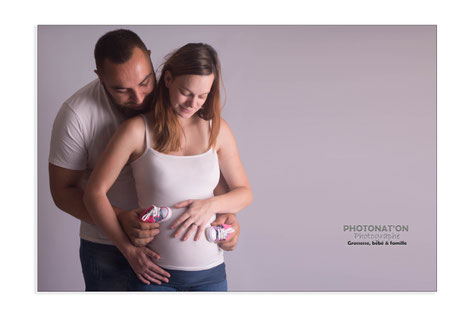 Séance grossesse en studio, les futures mamans sont ravies d'immortaliser ce moment si long et si court à la fois, papa se prête finalement toujours au jeu pour mon plus grand plaisir, Photonat'On photographe à Lucq de Béarn.
