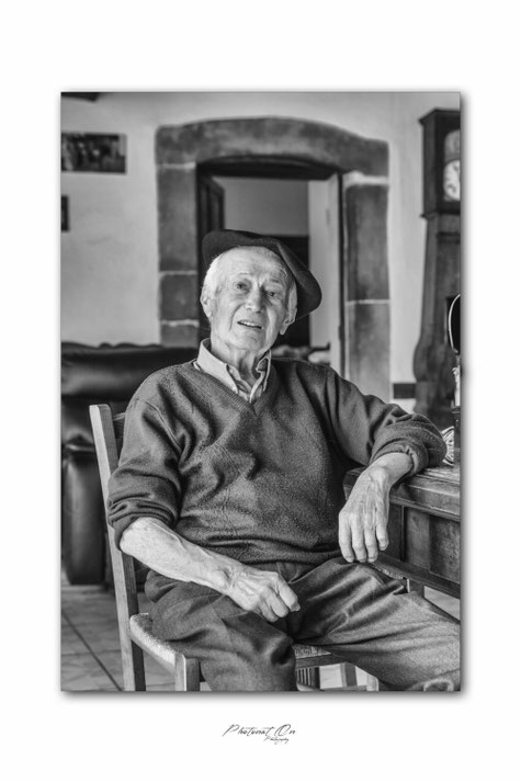 Ma séance photo la plus typique, et naturelle que j'ai pu faire! des moments simples, traditionnels, oubliés avec tellement de charme... un retour aux racines béarnaises avec un monsieur très charismatique. Lucq de Béarn (64) Photographe
