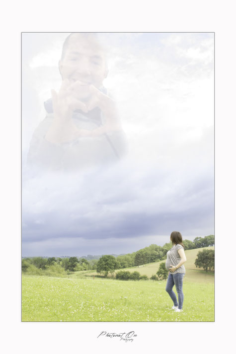 Emilie et Anaïs sont venues me voir avec une demande particulière : rajouter au photos que j'allais faire pendant la séance, le papa décédé dans le cadre de ses fonctions. beaucoup d'émotions et de courage .Photonat'on photographe 64