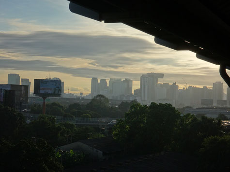 Blick von der Zughaltestelle über das morgendliche Bangkok