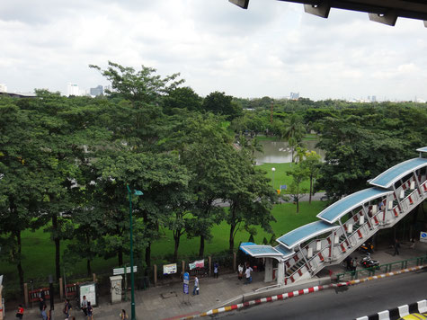 Blick vom Bahnhof der Skytrain zum Chatuchak Park