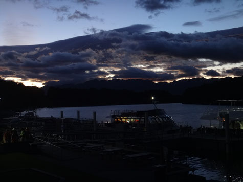 Am Hafen von Manapouri in der Morgendämmerung :)