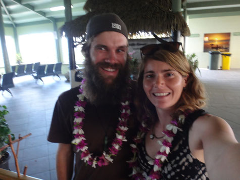 Willkommen auf Aitutaki! Begrüßt mit Ukulelenmusik, Blumenkränzen und einer frischen Kokosnuss :)