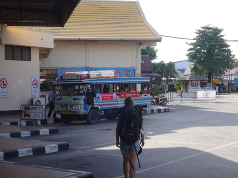 Ein Songthaew am Busbahnhof von Neu Sukhothai