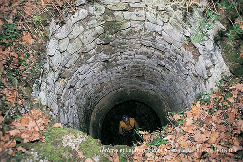 Puits d'extraction dans un souterrain de la Vienne (Photo J. et L. Triolet)