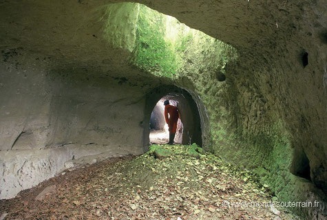 Salle doté d'un puits d'extraction dans un souterrain (photo J. et L. Triolet)