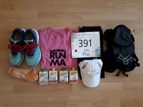 Meine Ausrüstung für den Lauf. Diesmal zu Trainingszwecken mit am Start: mein Laufrucksack.