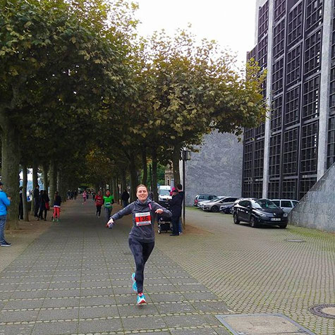 Eher fliegend, statt laufend, kurz vorm Ziel.