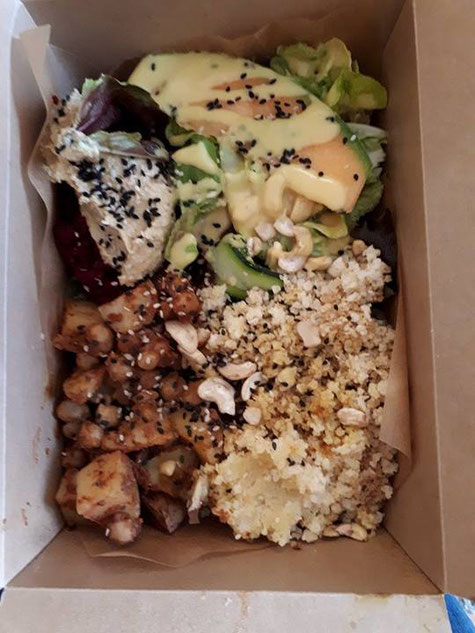 In der Bowl finden sich Hirse, Kichererbsen, Hummus, Cashewnüsse und vieles mehr.