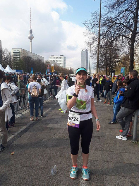 Glücklich nach dem Rennen im Zielbereich mit tausenden anderen Finishern